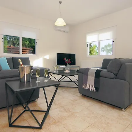 Cleopatra וילה איה נאפה